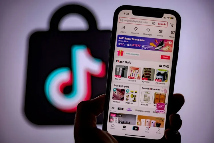 Tela do aplicativo TikTok Shop exibida em um smartphone, mostrando produtos, ofertas e interface de compras, representando análise sobre se o TikTok Shop é confiável