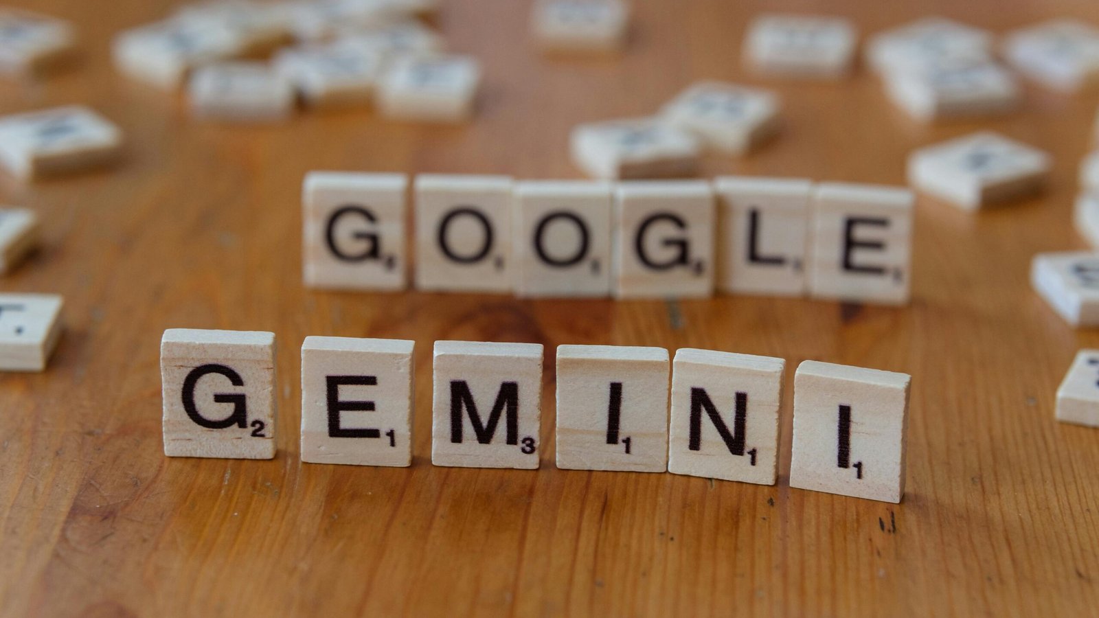 Peças de Scrabble formando Google Gemini como melhor inteligência artificial